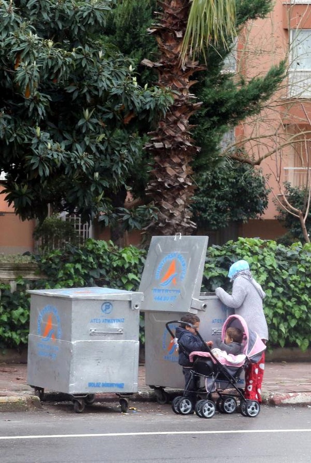 Çöpte Yiyecek Arıyor Gibi Yapan Kadın, Bölge Esnafını Bıktırdı
