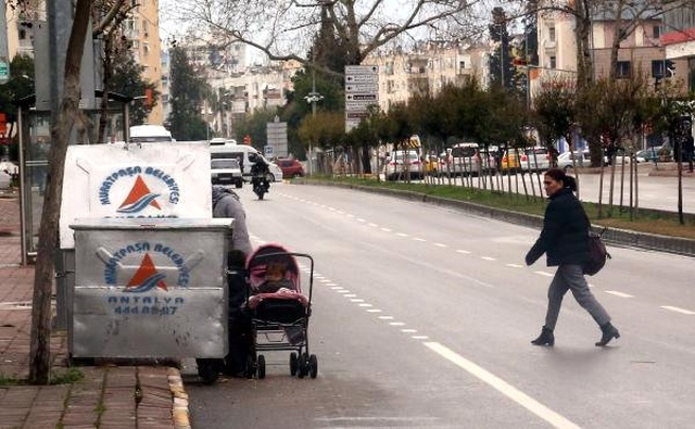 Çöpte Yiyecek Arıyor Gibi Yapan Kadın, Bölge Esnafını Bıktırdı