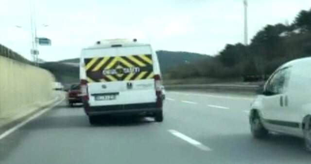 Okul Servisiyle Makas Atan Trafik Magandası Kameralara Yakalandı Okul Servisiyle Makas Atan Trafik Magandası Kameralara Yakalandı