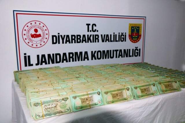 Türkiye'ye Yasa Dışı Yollardan Sokulan Irak Dinarı Ele Geçirildi Polisin Tesadüfen Durdurduğu Araçtan 1 Milyon Irak Dinarı Çıktı