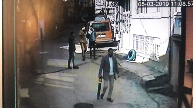 Sokak Ortasındaki Demir Dubalı Kavga Kameralara Yansıdı