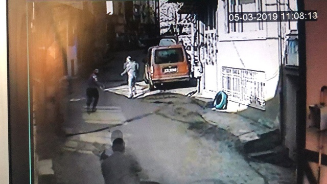 Sokak Ortasındaki Demir Dubalı Kavga Kameralara Yansıdı