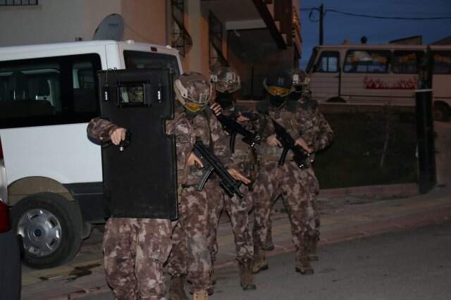 Başkentte Uyuşturucu Satıcılarına Dev Operasyon: 241 Kişi Hakkında Yakalama Kararı Başkentte Uyuşturucu Satıcılarına Dev Operasyon: 241 Kişi Hakkında Yakalama Kararı