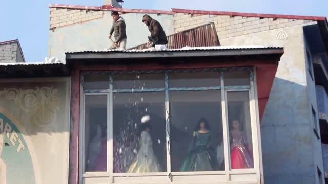 Çatılarda Biriken Karlar Ekmek Kapıları Oldu