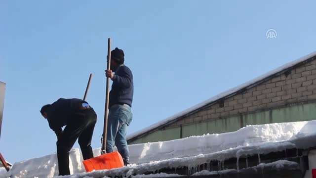 Çatılarda Biriken Karlar Ekmek Kapıları Oldu