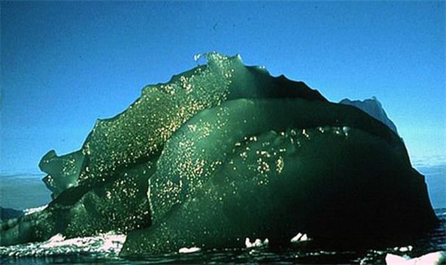 Bilim İnsanları, Gizemli Yeşil Buzdağlarının Sırrının Demir Oksit Olabileceğini Belirtti