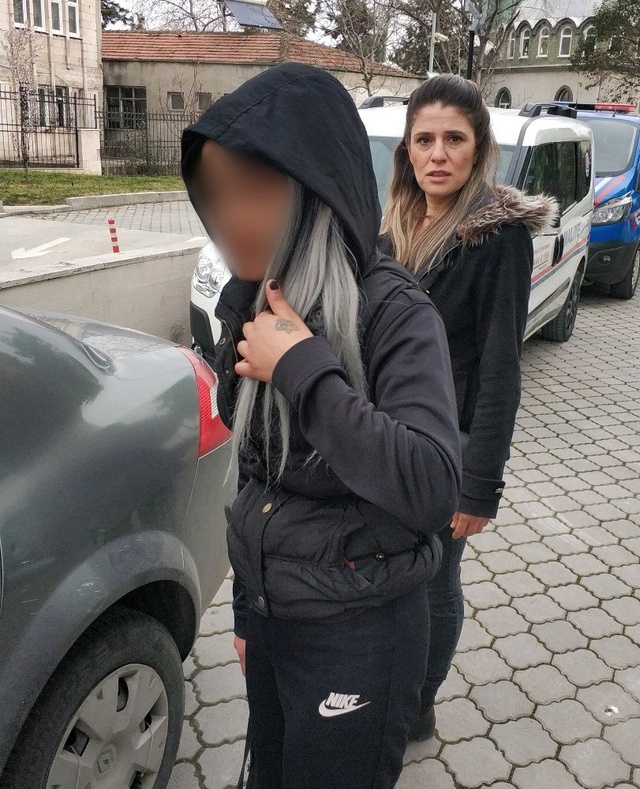 Şüphe Üzerine Arandı! Genç Kızın Çantasından Çıkanlar Polisi Bile Şaşırttı