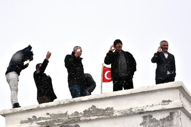 Telefonları Çekmeyen Köylüler, Görüşme Yapabilmek İçin Her Gün Köyün En Yüksek Tepesine Çıkıyor