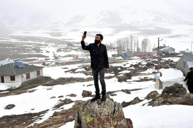 Telefonları Çekmeyen Köylüler, Görüşme Yapabilmek İçin Her Gün Köyün En Yüksek Tepesine Çıkıyor