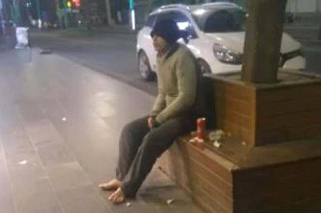 Gençlerden Örnek Davranış! Çıplak Ayaklı Vatandaşı Bulup Bot Hediye Ettiler