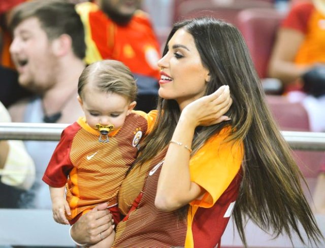 Galatasaray'ın Eski Futbolcusu Wesley Sneijder, Eşinden Boşanacağı İddialarını Yalanladı