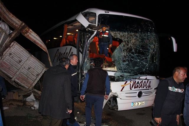 Manisa'da Yolcu Otobüsü TIR'a Çarptı: 2'si Ağır 20 Yaralı