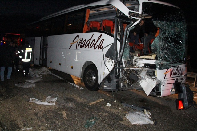 Manisa'da Yolcu Otobüsü TIR'a Çarptı: 2'si Ağır 20 Yaralı