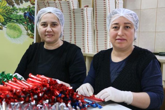 Manisalı 15 Kadın Halka Saçılacak 6 Ton Mesir Macunu İçin Gece Gündüz Çalışıyor