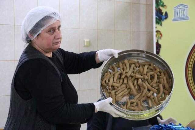 Manisalı 15 Kadın Saçılacak 6 Ton Mesir Macunu İçin Gece Gündüz Çalışıyor Manisalı 15 Kadın Halka Saçılacak 6 Ton Mesir Macunu İçin Gece Gündüz Çalışıyor