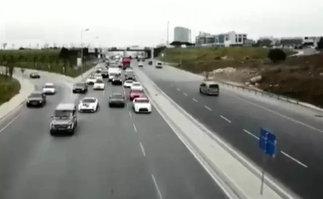 İstanbul'da Onlarca Lüks Araç Yol Kesip Drift Yaptı