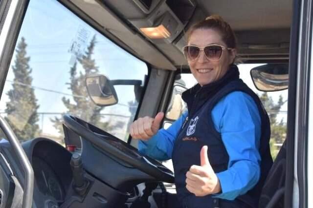 Masa Başı İşini Bıraktı Çöp Kamyonu Şoförü Oldu Hayallerinin Peşinden Gitti Masa Başı İşini Bırakıp Çöp Kamyonu Şoförü Oldu