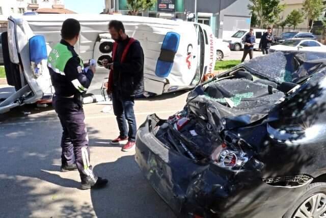 Ambulans ve Otomobili Arasında Sıkışan Adam Hayatını Kaybetti