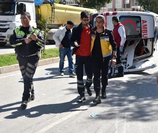 Ambulans ve Otomobili Arasında Sıkışan Adam Hayatını Kaybetti