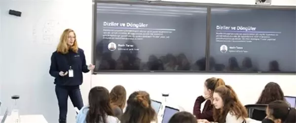 Türkiye'deki Kız Öğrenciler, Swift ile Kodlama Eğitimi Aldılar