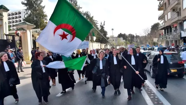 Cezayir: Cumhurbaşkanı 'İç ve Dış Güçlerin Yol Açabileceği Kaosa Karşı' Protestocuları Uyardı