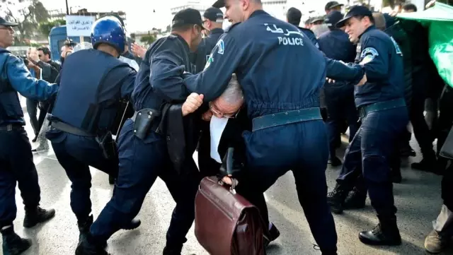 Cezayir: Cumhurbaşkanı 'İç ve Dış Güçlerin Yol Açabileceği Kaosa Karşı' Protestocuları Uyardı