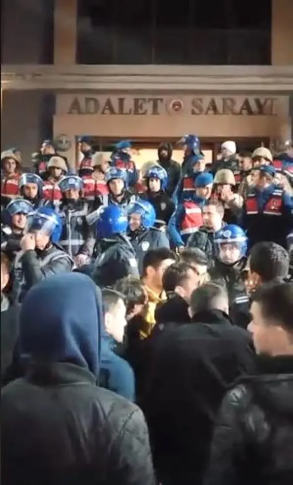 Vatandaşlar Tacizciyi Linç Etmek İçin Gece Yarısına Kadar Adliye Önünde Bekledi