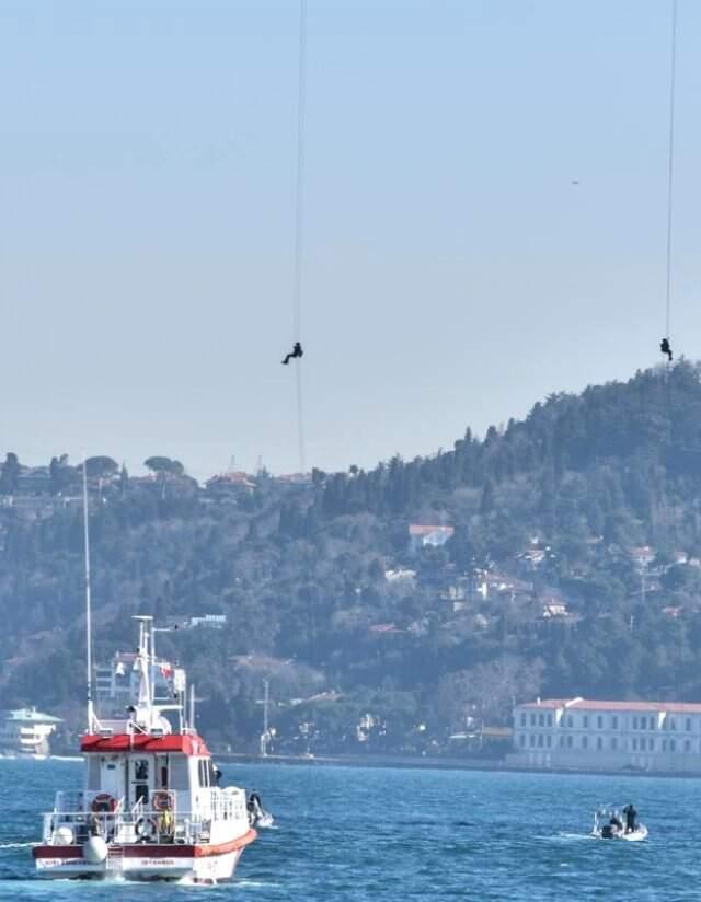 Kadın Komandolar, Halatlarla 15 Temmuz Şehitler Köprüsü'nden indi.