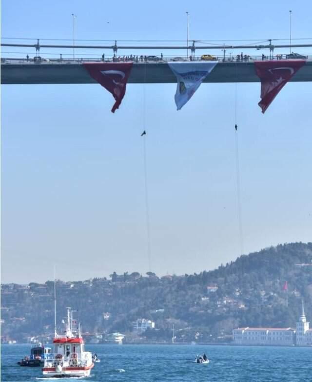 Kadın Komandolar, Halatlarla 15 Temmuz Şehitler Köprüsü'nden indi.