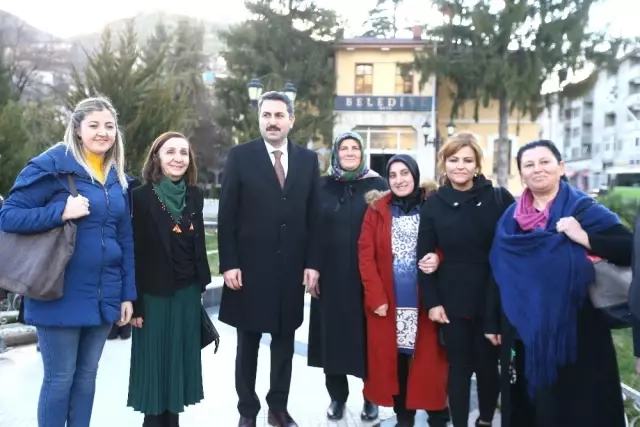 Tokat Belediyesi Önünde Kadınların Yollarına Kırmızı Halı Serildi