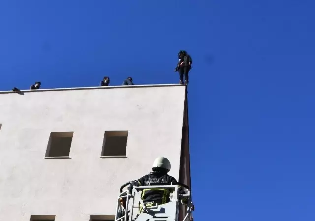 Kahraman İşçi, İntihara Kalkışan Genç Kızı Son Anda Kurtardı