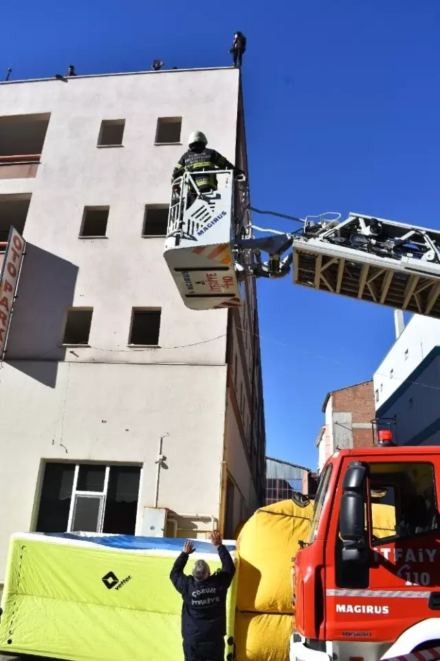 Kahraman İşçi, İntihara Kalkışan Genç Kızı Son Anda Kurtardı