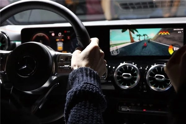 Mercedes-Benz, Otomobili Oyun Standına Dönüştürecek Yeni Teknolojisini Duyurdu
