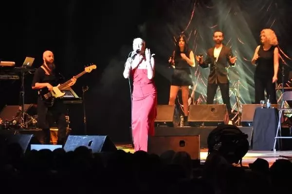 Sıla, Ahmet Kural'la Olan Şiddet Duruşmasından Sonra Brüksel'de Sahneye Çıktı