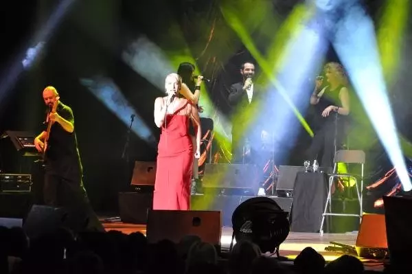 Sıla, Ahmet Kural'la Olan Şiddet Duruşmasından Sonra Brüksel'de Sahneye Çıktı