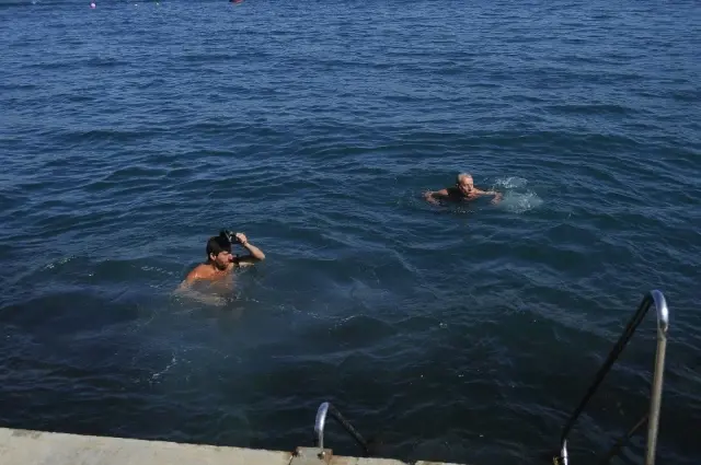 İstanbul'da Güneş Yüzünü Gösterdi, Vatandaş Denize Girdi