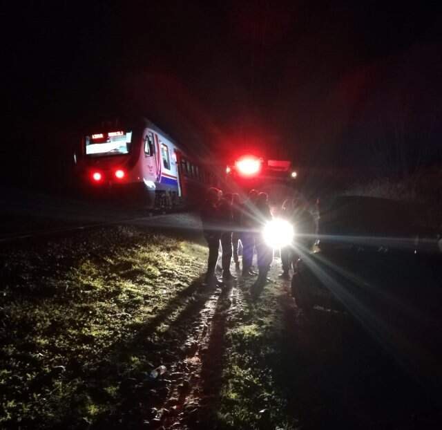 Otomobili ile Trenin Önüne Çıktı, Son Anda Araçtan Atladı Otomobilini Trenin Üzerinde Bırakıp Kaçtı!