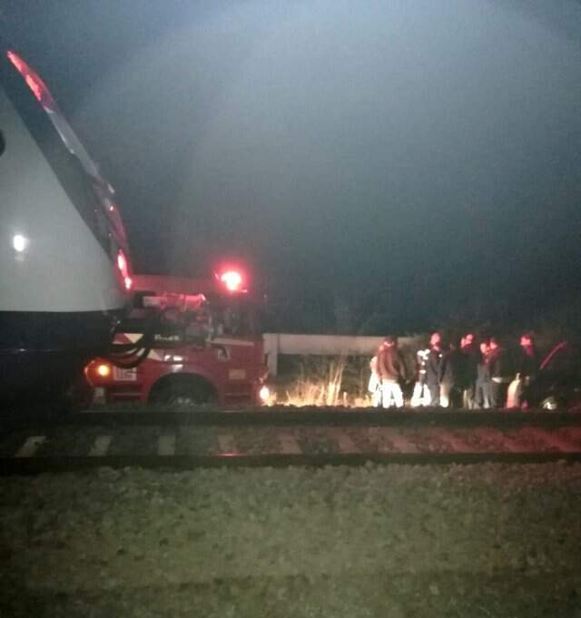 Otomobili ile Trenin Önüne Çıktı, Son Anda Araçtan Atladı Otomobilini Trenin Üzerinde Bırakıp Kaçtı!