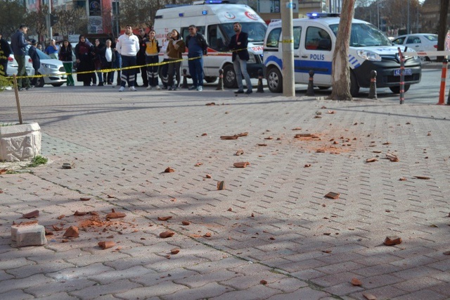 Terk Edildiği İçin Kendisini Jiletleyip Çatıya Çıkan Talihsiz Genci, Böyle İzlediler