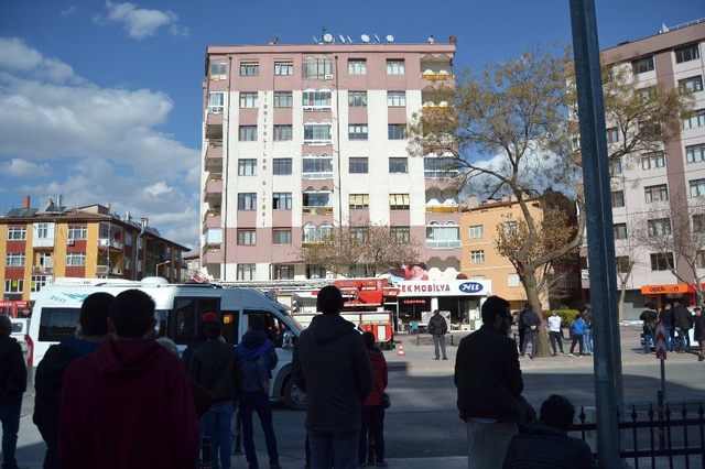 Terk Edildiği İçin Kendisini Jiletleyip Çatıya Çıkan Talihsiz Genci, Böyle İzlediler