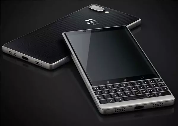 Blackberry, Katlanabilir Akıllı Telefonların Saçma Olduğuna İnanıyor