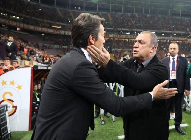 Galatasaraylı Taraftarlar, Bülent Korkmaz'ı Tribüne Çağırdı Galatasaraylı Taraftarlar, Bülent Korkmaz'ı Tribüne Çağırdı