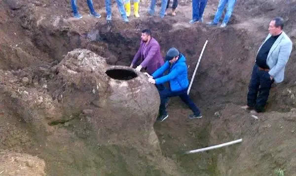 Tarlasını Süren Çiftçi, Tesadüfen Binlerce Yıllık Tarihi Küp Buldu