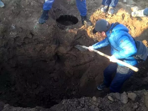 Tarlasını Süren Çiftçi, Tesadüfen Binlerce Yıllık Tarihi Küp Buldu