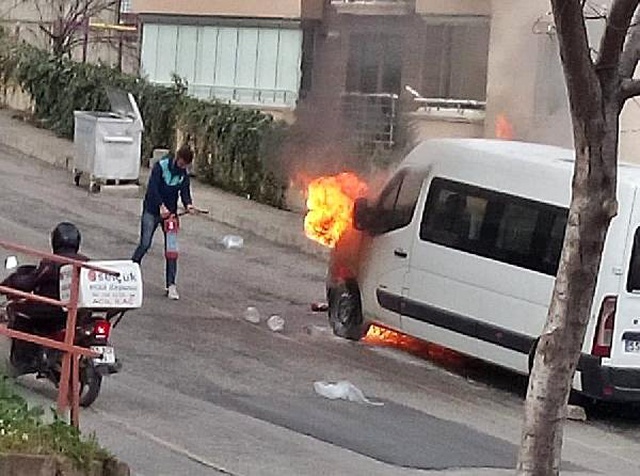 Öğrencileri Taşıyan Minibüs Yolda Alev Alev Yandı