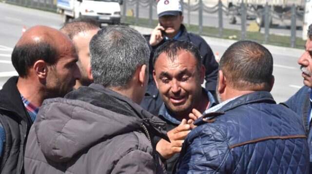 Yanan TIR'ın Başında Uzun Süre Gözyaşı Döktü: Ocağımız Battı Yanan TIR'ın Başında Uzun Süre Gözyaşı Döktü: Ocağımız Battı