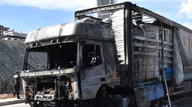 Yanan TIR'ın Başında Uzun Süre Gözyaşı Döktü: Ocağımız Battı Yanan TIR'ın Başında Uzun Süre Gözyaşı Döktü: Ocağımız Battı