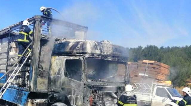 Yanan TIR'ın Başında Uzun Süre Gözyaşı Döktü: Ocağımız Battı Yanan TIR'ın Başında Uzun Süre Gözyaşı Döktü: Ocağımız Battı