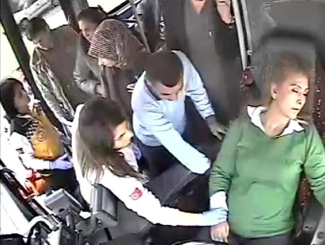 Baygınlık Geçiren Kadın Şoför, Otobüsü Son Anda Durdurarak Faciayı Önledi