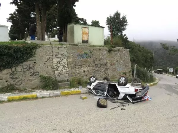 Dua Etmek İçin Otomobille Mezarlığa Giden İki Genç, 3 Metrelik Duvardan Aşağı Çakıldı